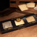 Caja de tres cuñas de quesos artesanales asturianos